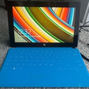 Microsoft Surface RT (1st generation) tablet touchscreen laptop with keyboard